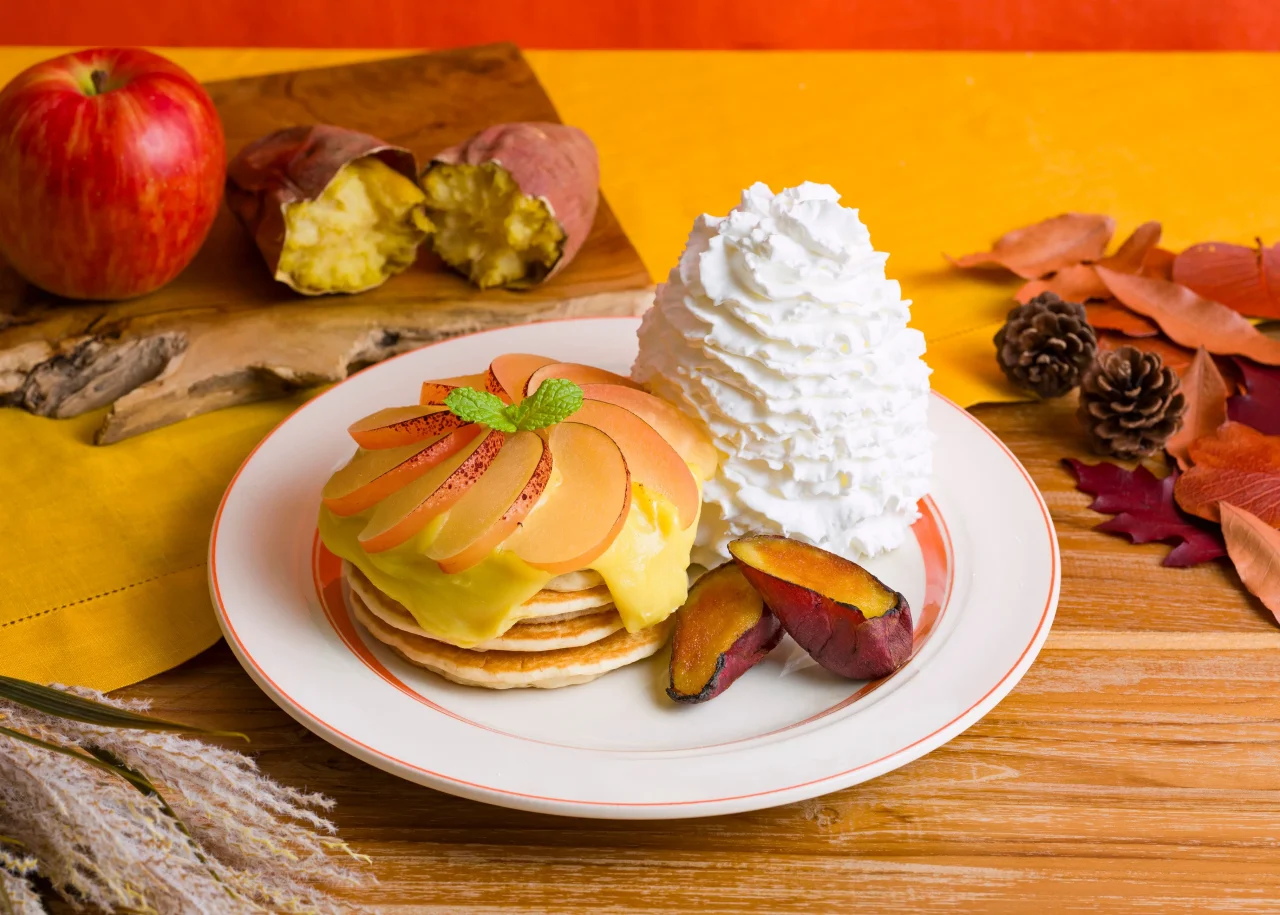 さつまいもとリンゴのブリュレパンケーキ（イートイン）。生クリームとさつまいも添え