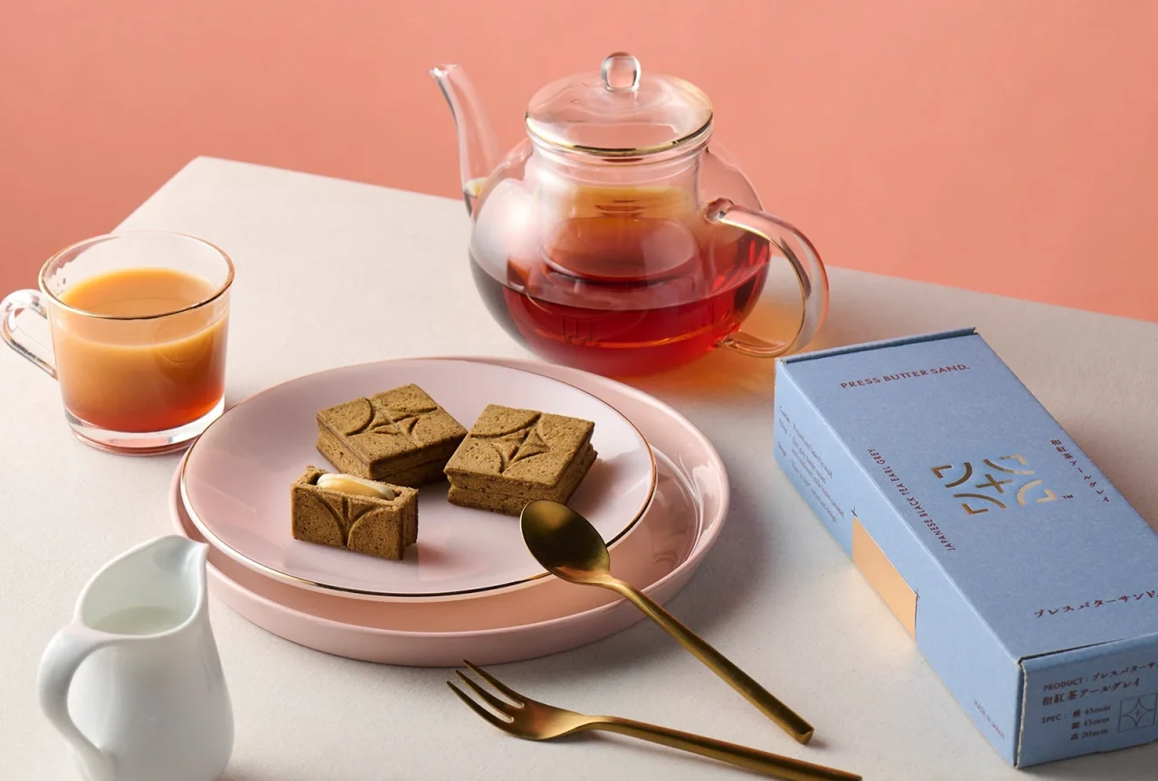 バターサンド〈和紅茶アールグレイ〉と紅茶、水色の箱