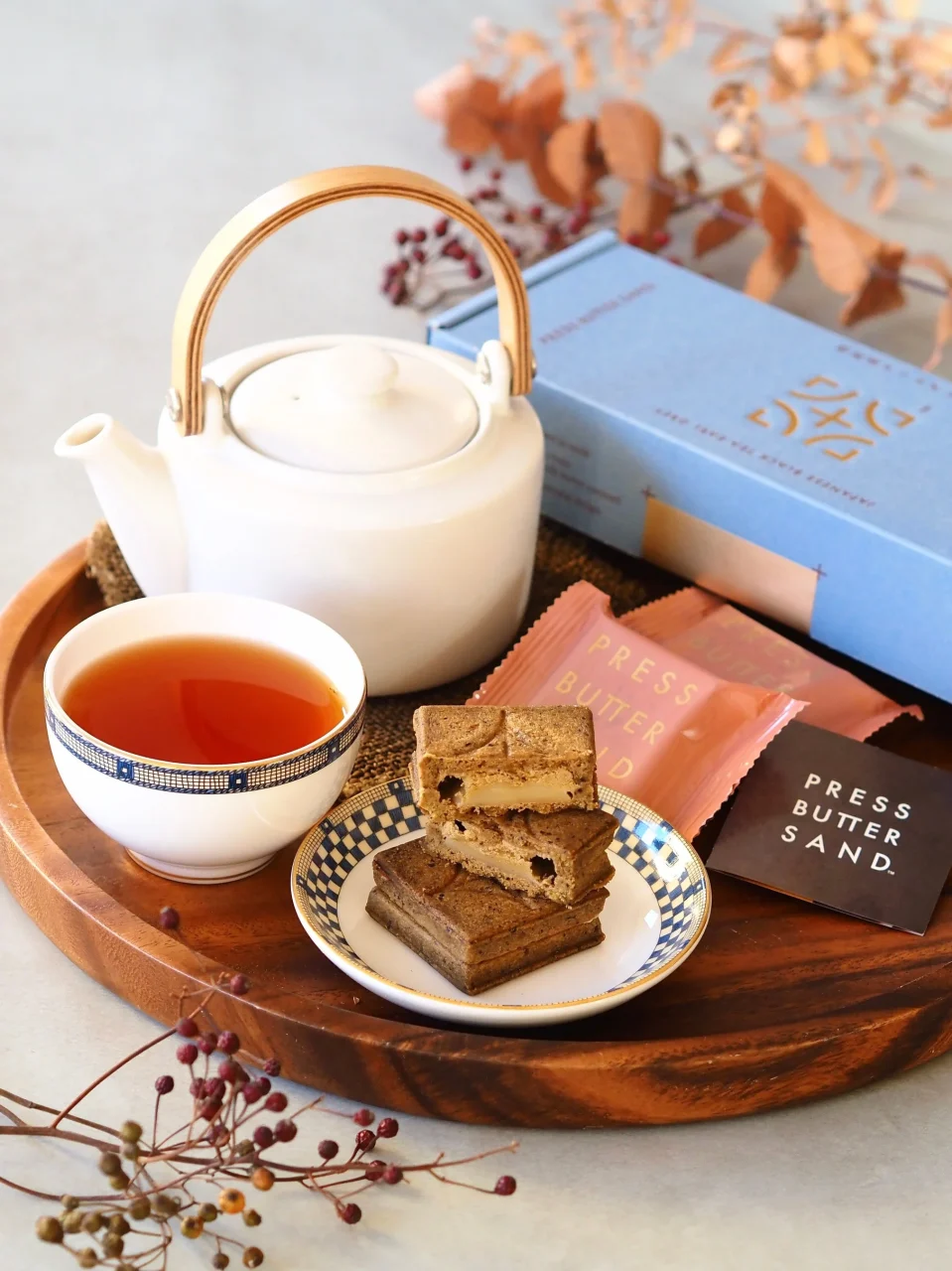 和紅茶アールグレイのバターサンドと紅茶、水色の箱、PRESS BUTTER SANDの個包装