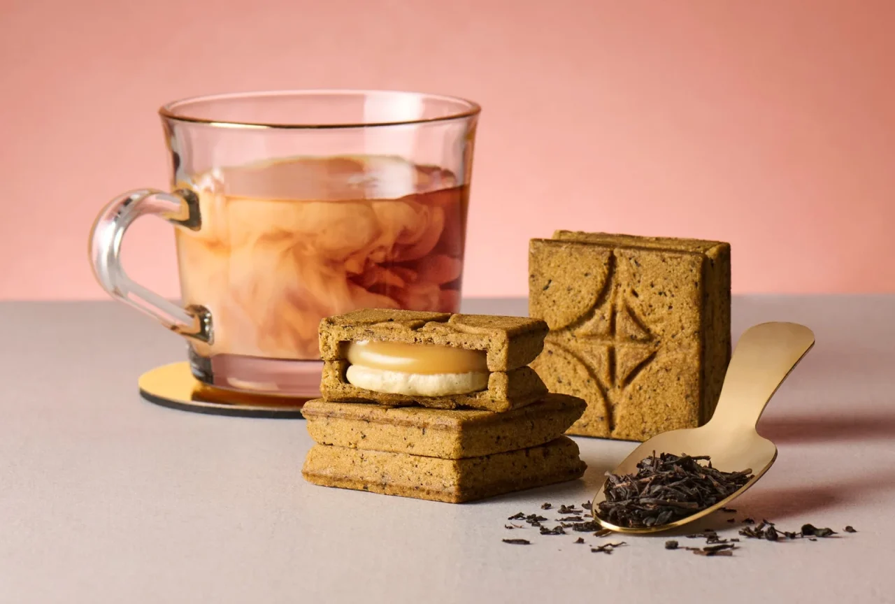 バターサンド〈和紅茶アールグレイ〉と紅茶のカップ、茶葉