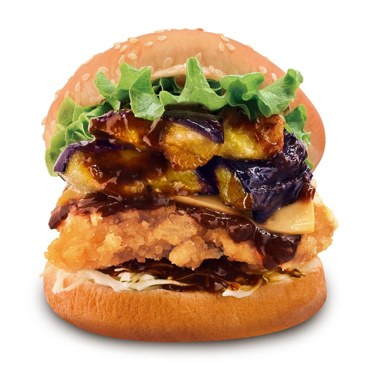 麻婆なすチーズチキンバーガー。揚げナスとフライドチキン、レタスをはさんだ断面