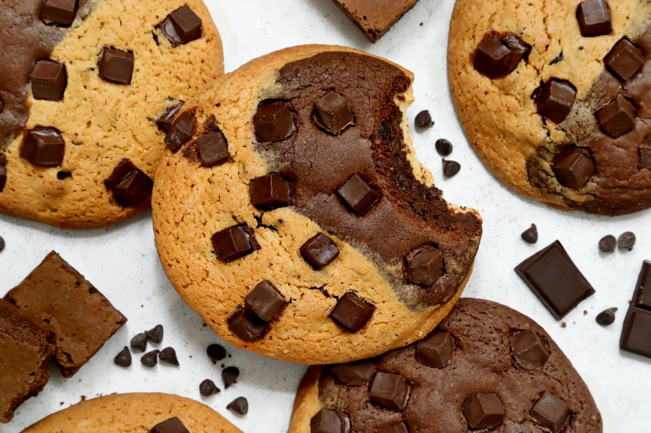 世にもおいしいBROOKIE!!の断面。ブラウニー生地とチョコチップのクッキー