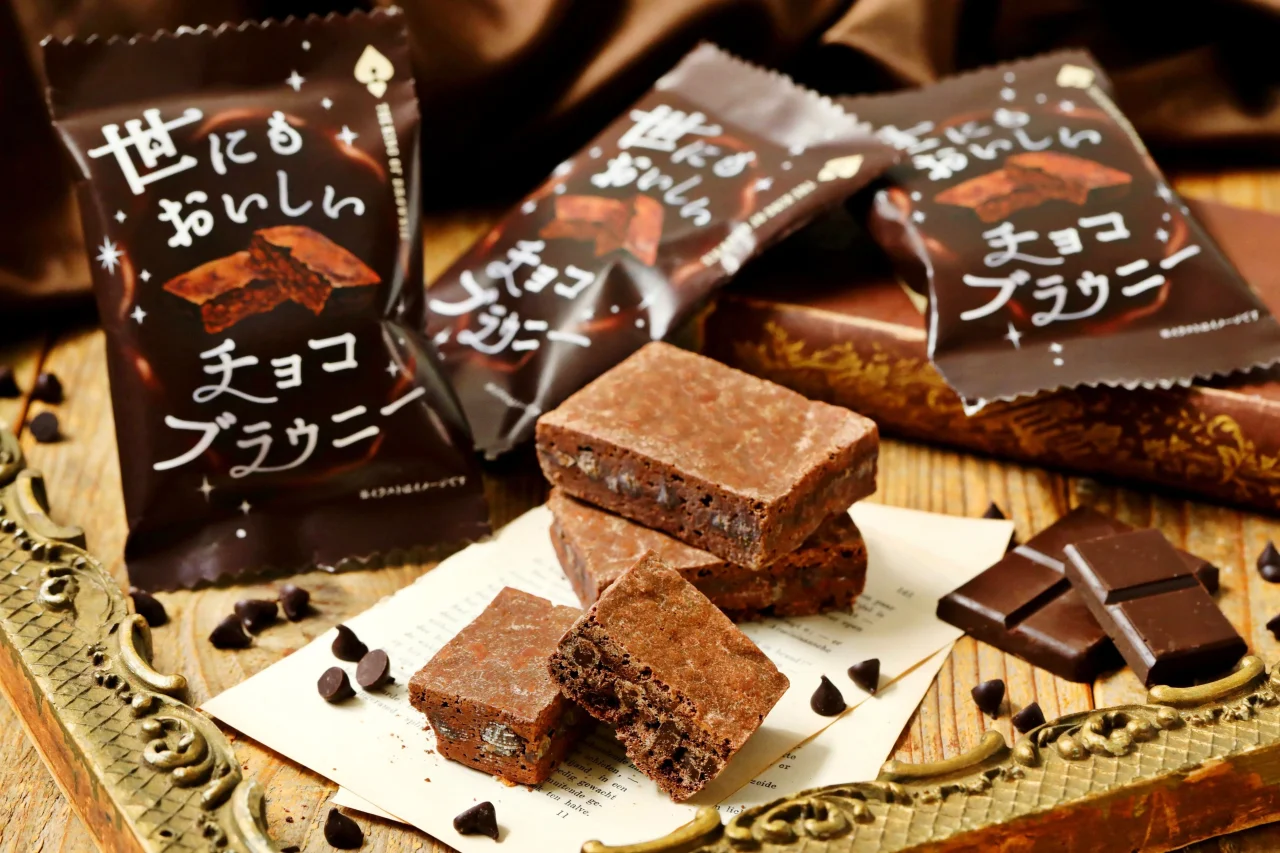 世にもおいしいチョコブラウニーの個包装袋と、チョコチップ入りブラウニー