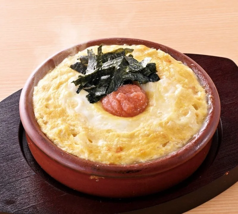 長芋と豆富のチーズオーブン焼。刻み海苔と梅が載った陶器の皿