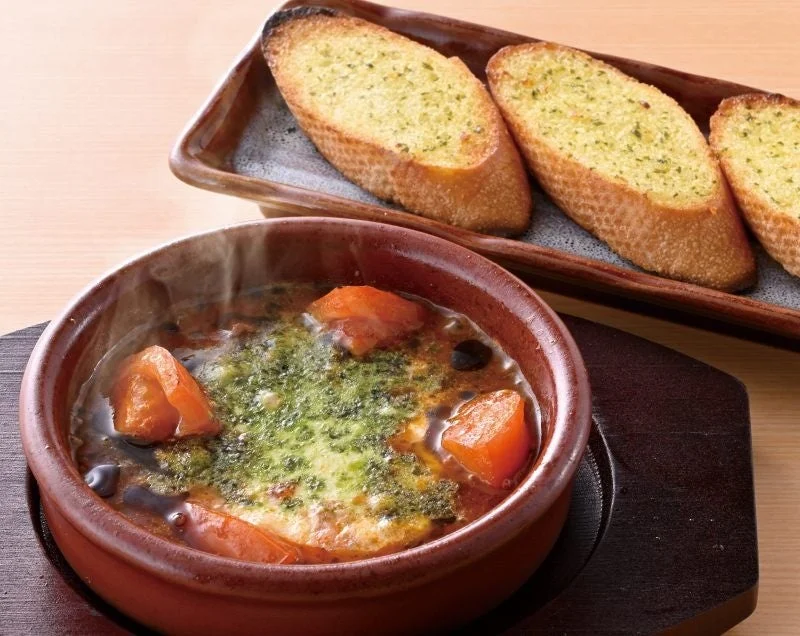 マルゲリータに付けて食べるガーリックバケットと、トマトのチーズ焼き