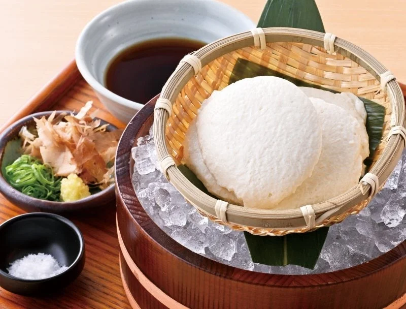 氷を張った桶に竹かごで盛られた冷やし手作り豆富と薬味、つゆ、塩