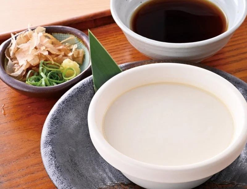 出来立てあったか豆富。白い器の豆富に薬味とつゆが添えられている