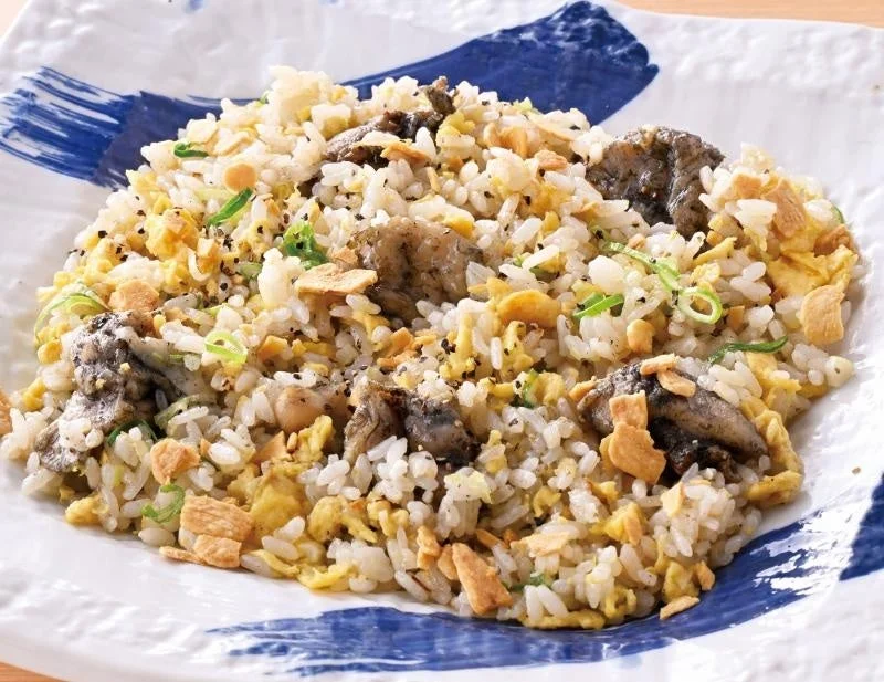 青い筆模様の皿に盛られた炭火香る鶏チャーハン