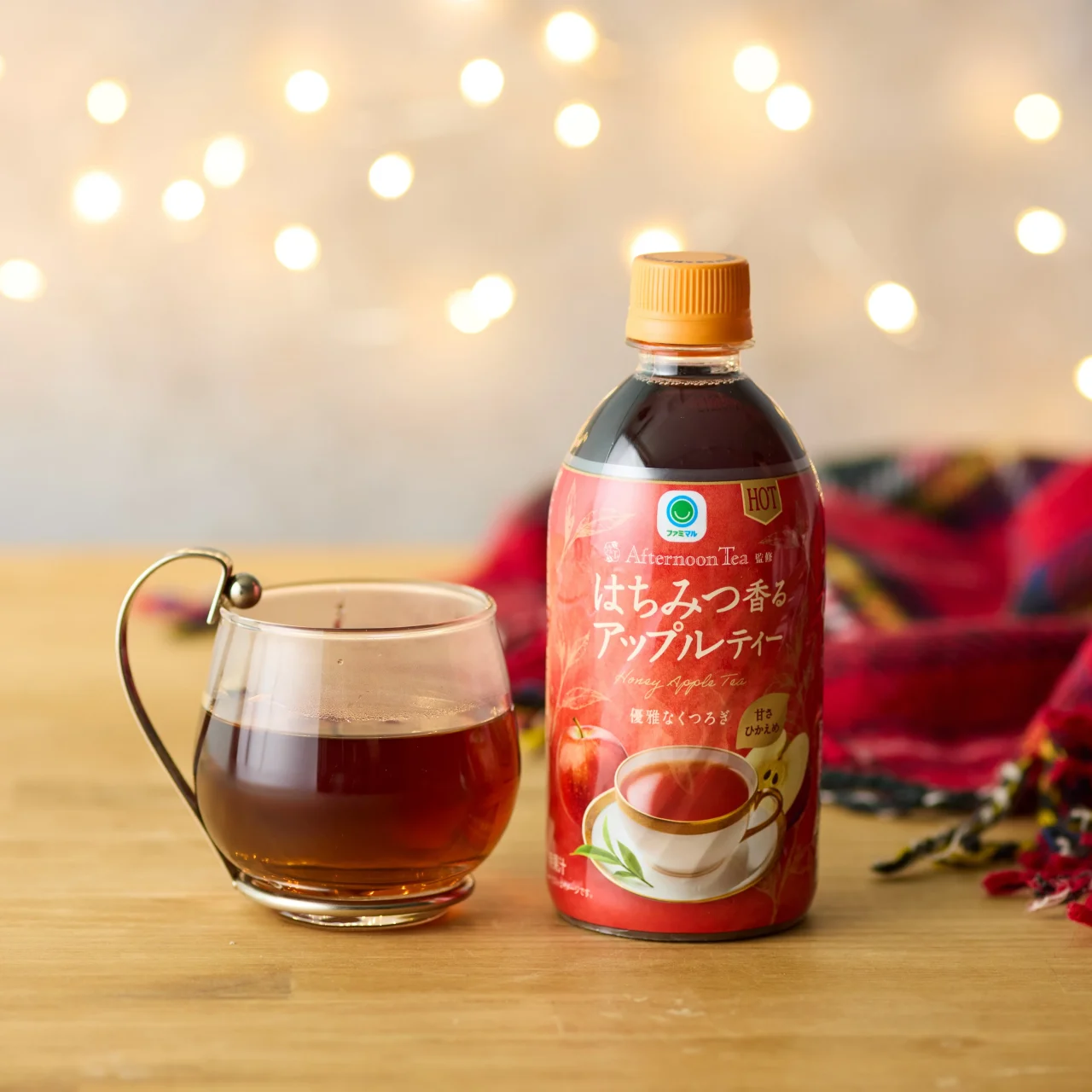 はちみつ香るアップルティーのボトルと、紅茶の入ったガラスカップ