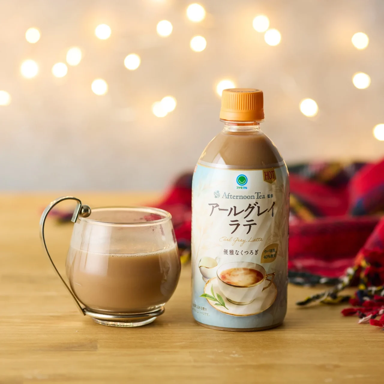 Afternoon Tea アールグレイラテのペットボトルとグラスに入ったラテ