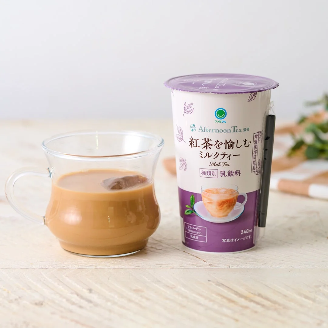 紅茶を愉しむミルクティーのカップ飲料とグラスのミルクティー