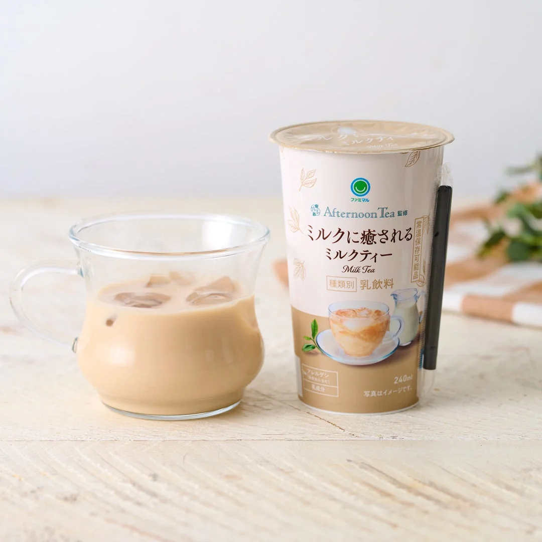 Afternoon Tea ミルクに癒されるミルクティーのカップと氷入りグラス