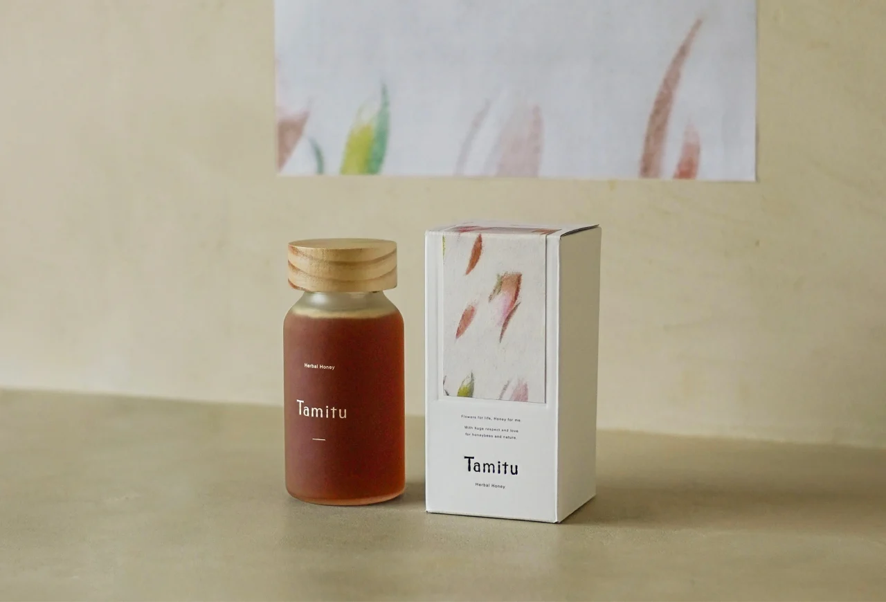 Tamituのはちみつ瓶と白い箱。木製キャップの瓶と花柄の紙