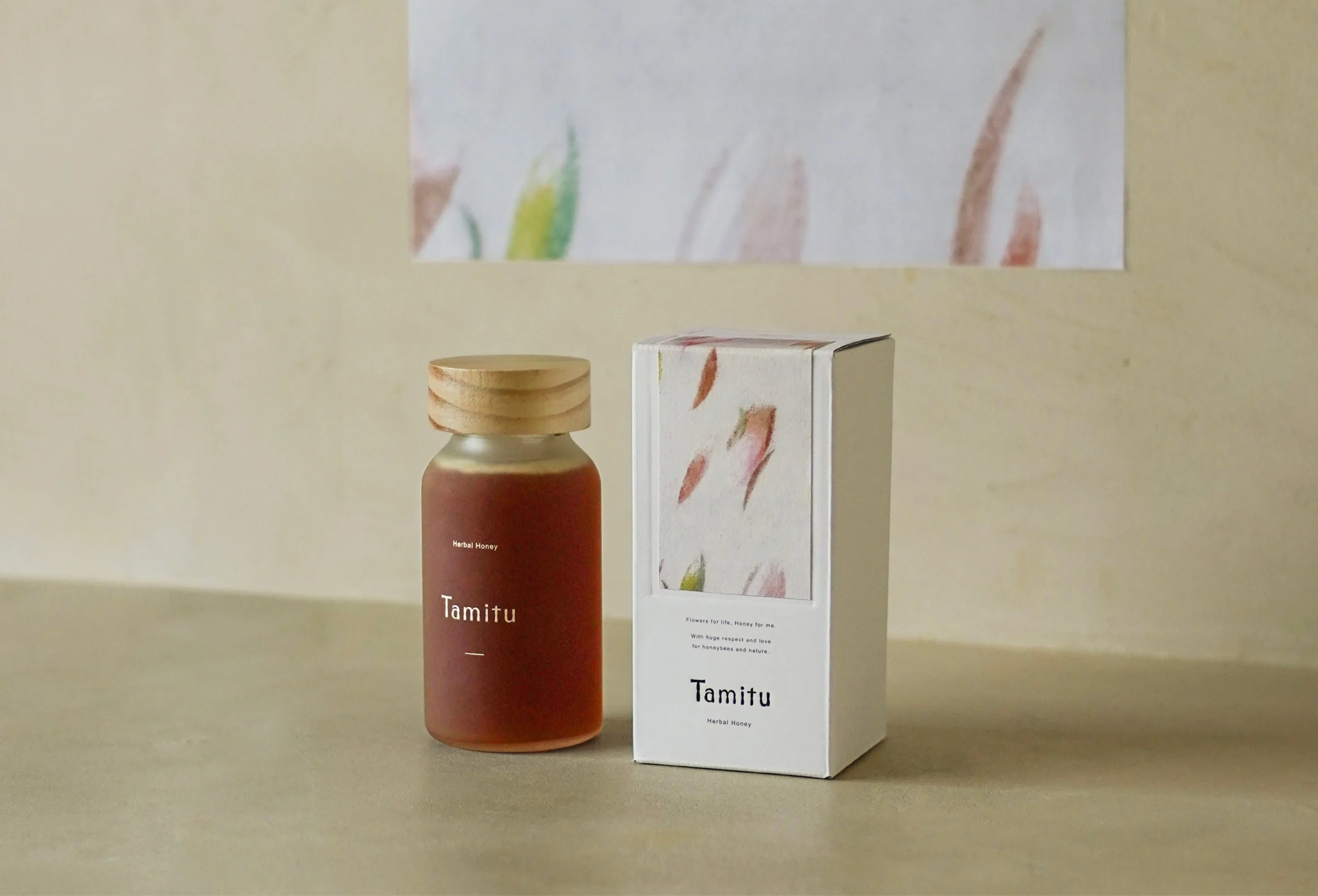Tamituのはちみつ瓶と白い箱。木製キャップの瓶と花柄の紙