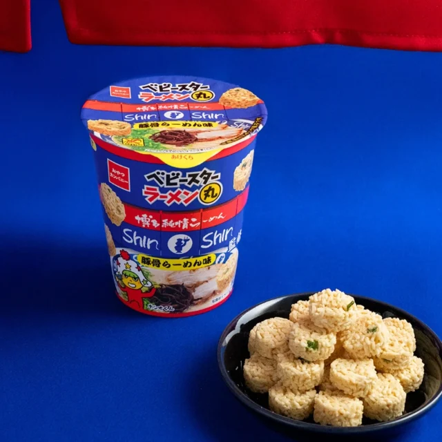 ベビースターラーメン丸 豚骨らーめん味のカップと、皿に盛られた丸い麺スナック