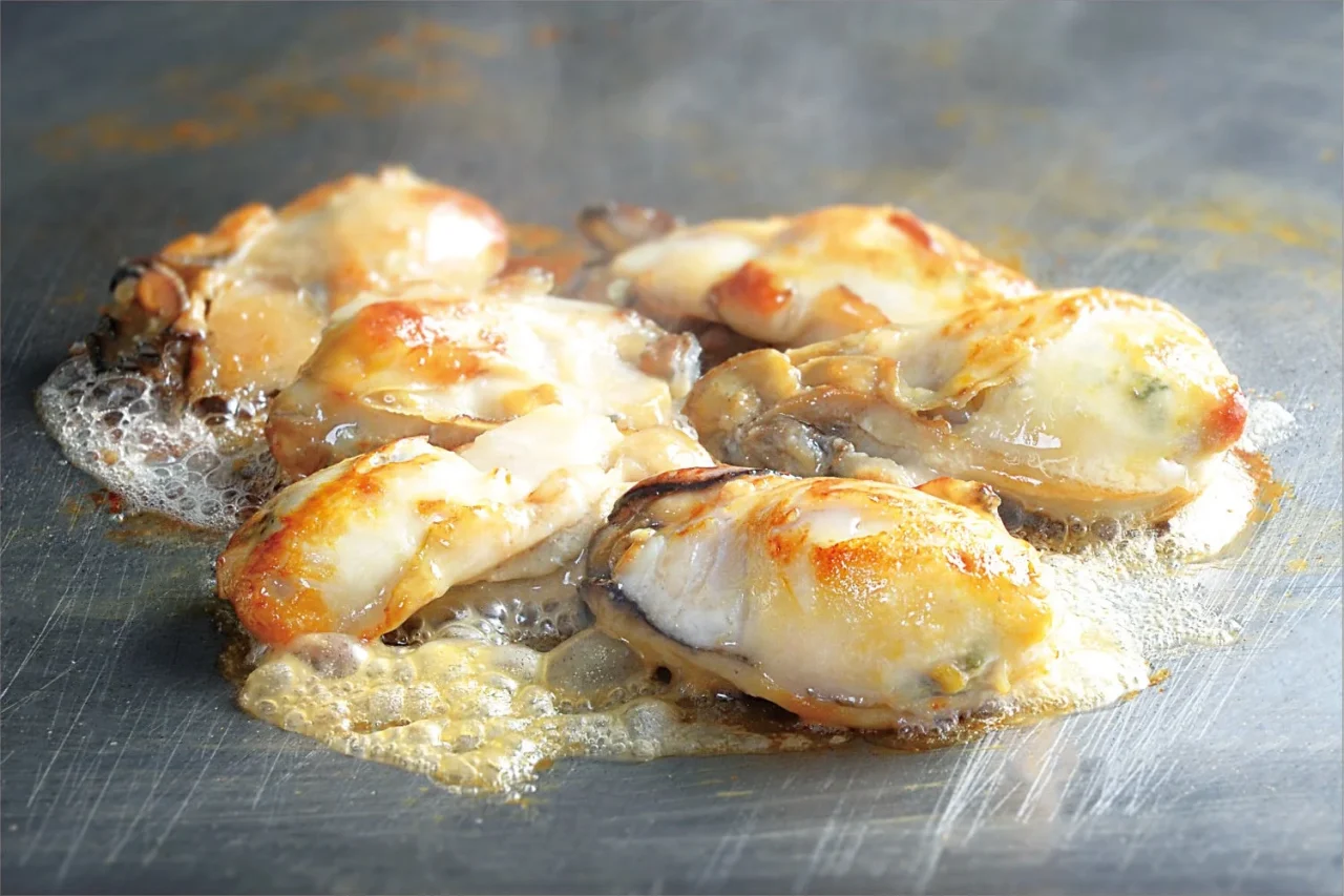 鉄板で焼かれる広島県産 牡蠣のバター焼き