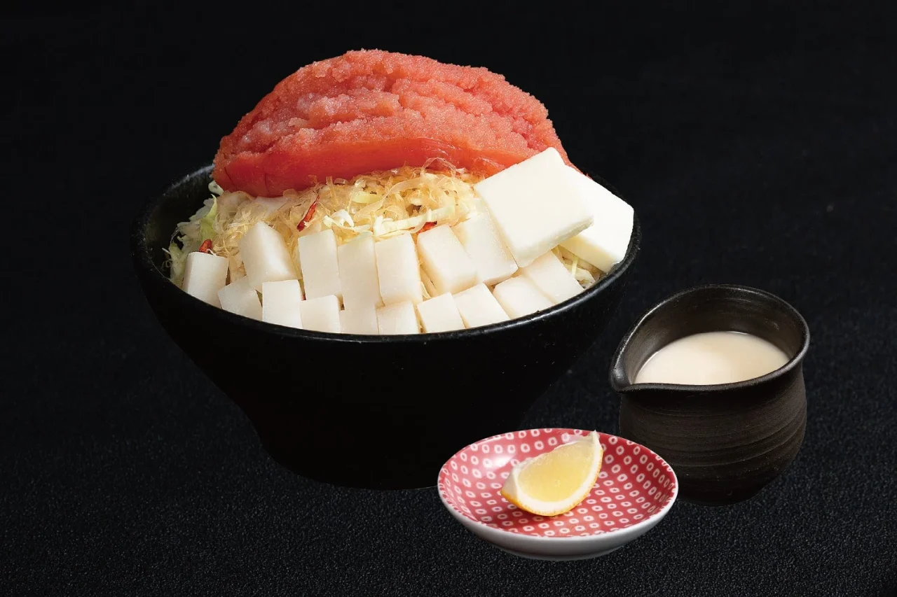 自家製明太子 塩バターもちもんじゃ。明太子とキャベツ、角切り餅の黒い器