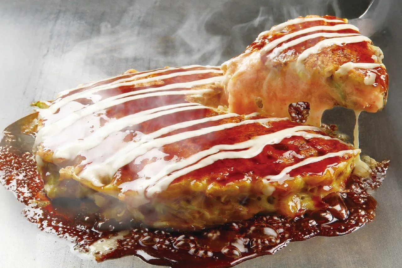チーズの明太ミルフィーユ焼き。マヨネーズがかかり、チーズが溶け出す鉄板上の一品