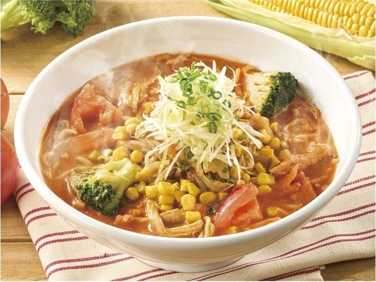 野菜の恵み！トマト味噌らーめん。コーンやブロッコリー、ねぎをのせた器