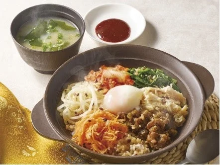 炭火焼肉と彩り野菜の十三穀米美ビンバ。みそ汁とコチュジャン付き