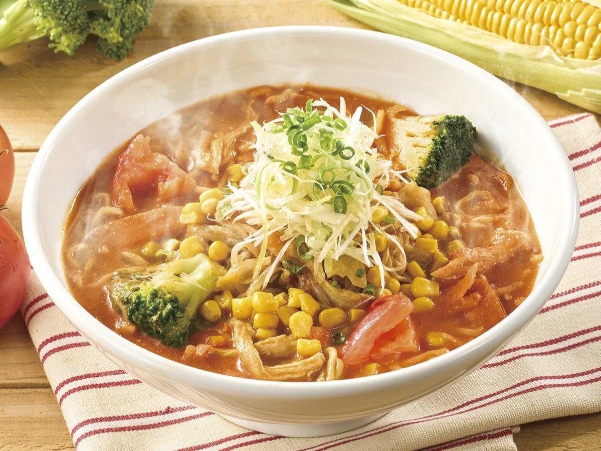 野菜の恵み!トマト味噌らーめん。コーンやブロッコリー入りの赤いスープ