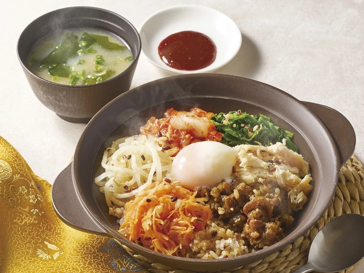 炭火焼肉と彩り野菜の十三穀米美ビンバ。みそ汁とコチュジャン付き