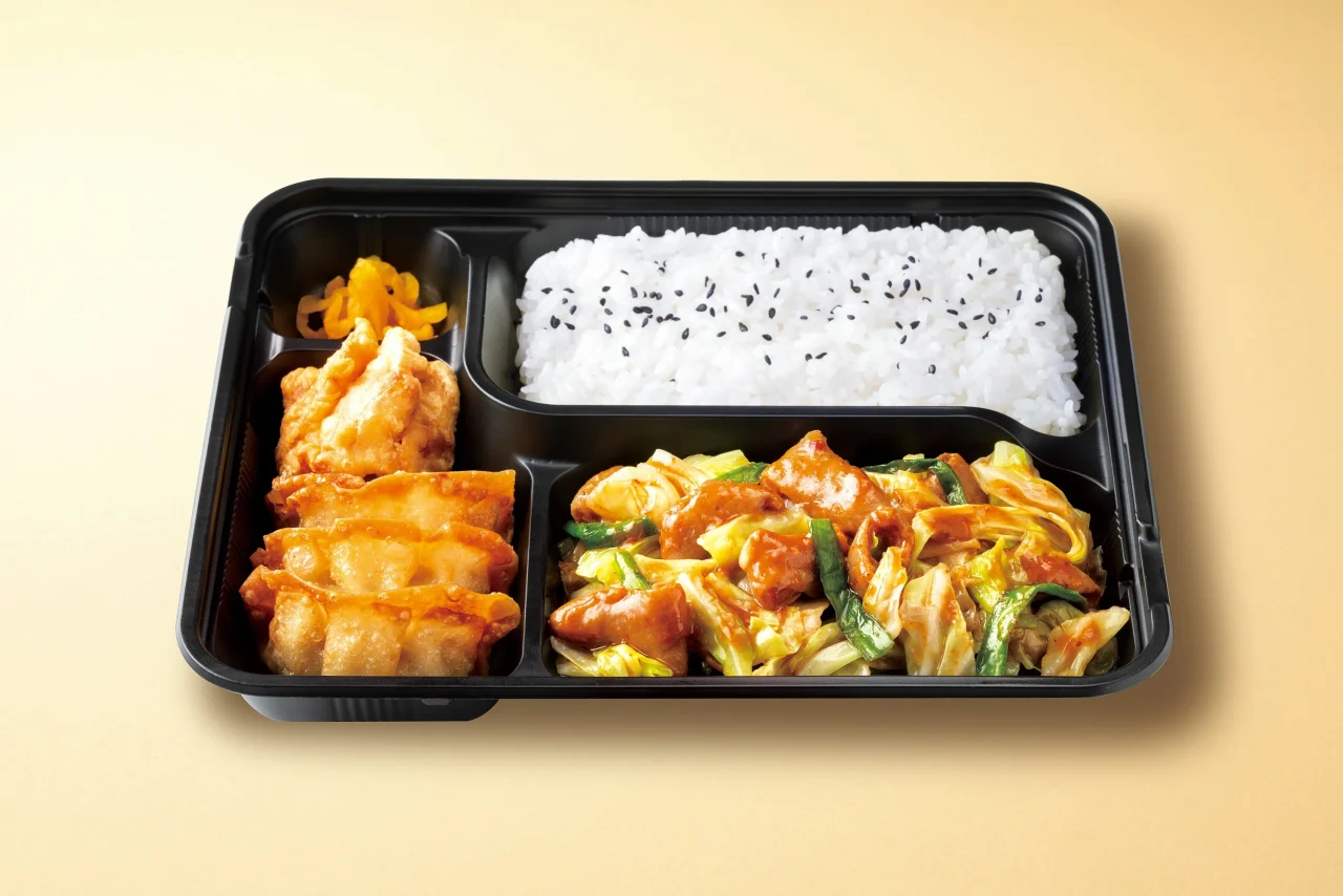 スタミナ牛ホルモンのピリ辛味噌炒め弁当。白ごはん、炒め物、餃子入り