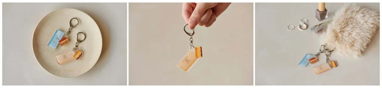 アクリルキーホルダー(2個セット)。皿や手に持った様子と小物との並び