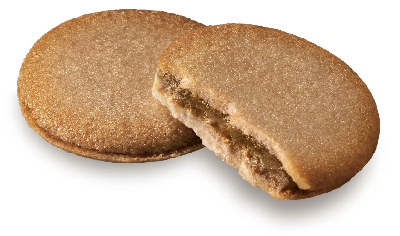 ミルクチョコレートのラングドシャクッキー。一枚は割れて中のクリームが見える