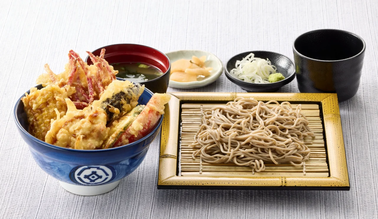 鮮やか ベジポテ天丼と（小）藪そばサービスセット。天丼、みそ汁、ざるそば、お新香