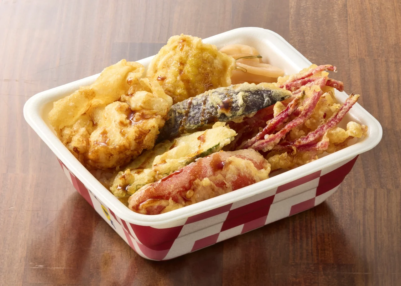 鮮やか ベジポテ天丼弁当。赤白市松柄の容器に天ぷらを盛り付けた様子