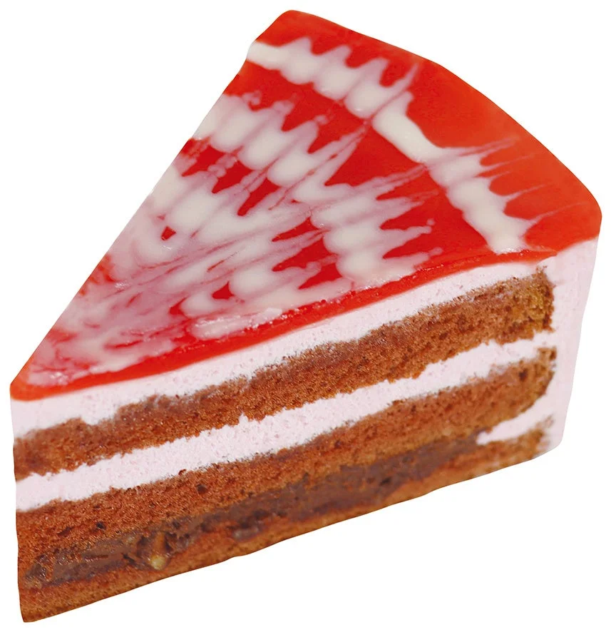 くもの巣ベリーケーキ。赤いグラサージュに白いくもの巣模様のカット