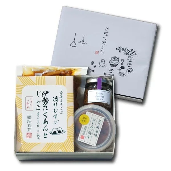 ご飯のおともセットの箱入り。漬けむすび〈伊勢たくあんとじゃこ〉と瓶、容器入り漬物