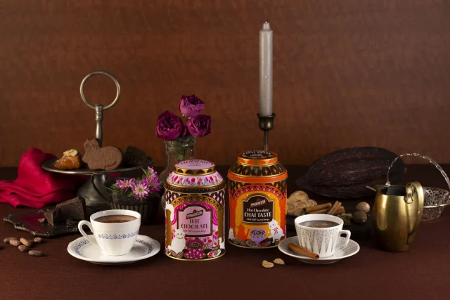＜バンホーテン＞リミテッドデザイン缶2種とカップに入ったホットチョコレート