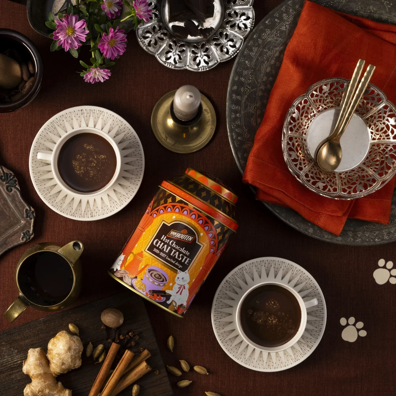 ホット チョコレート チャイ テイストの缶と、カップ入りの飲み物、スパイス