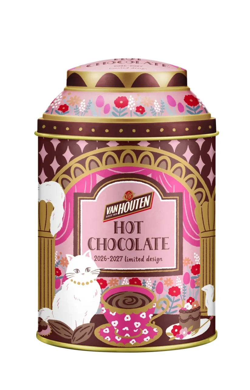 「ホット チョコレート」パッケージ。白猫と花柄のピンクのデザイン缶