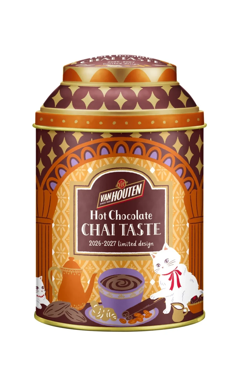 「ホット チョコレート チャイ テイスト」パッケージ。オレンジの缶に白猫