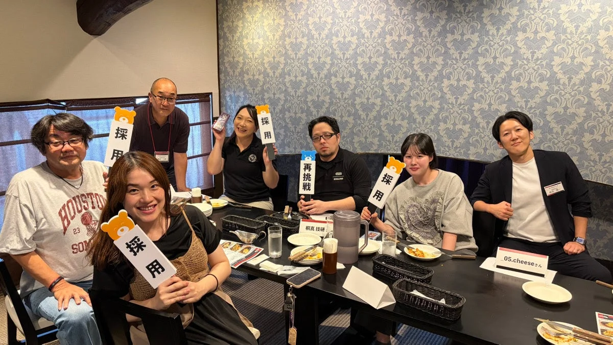 あさくまアンバサダーの最終選考会で採用の札を掲げる参加者たち