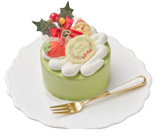 お茶屋の抹茶ケーキプティ。白い皿にのる緑色の小さなクリスマスケーキ