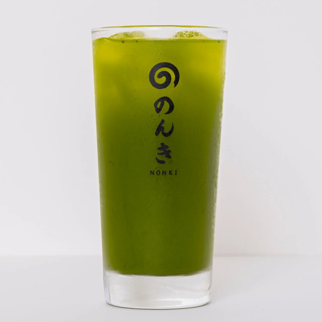 のんきのロゴ入りグラスに入った狭山茶の緑茶割