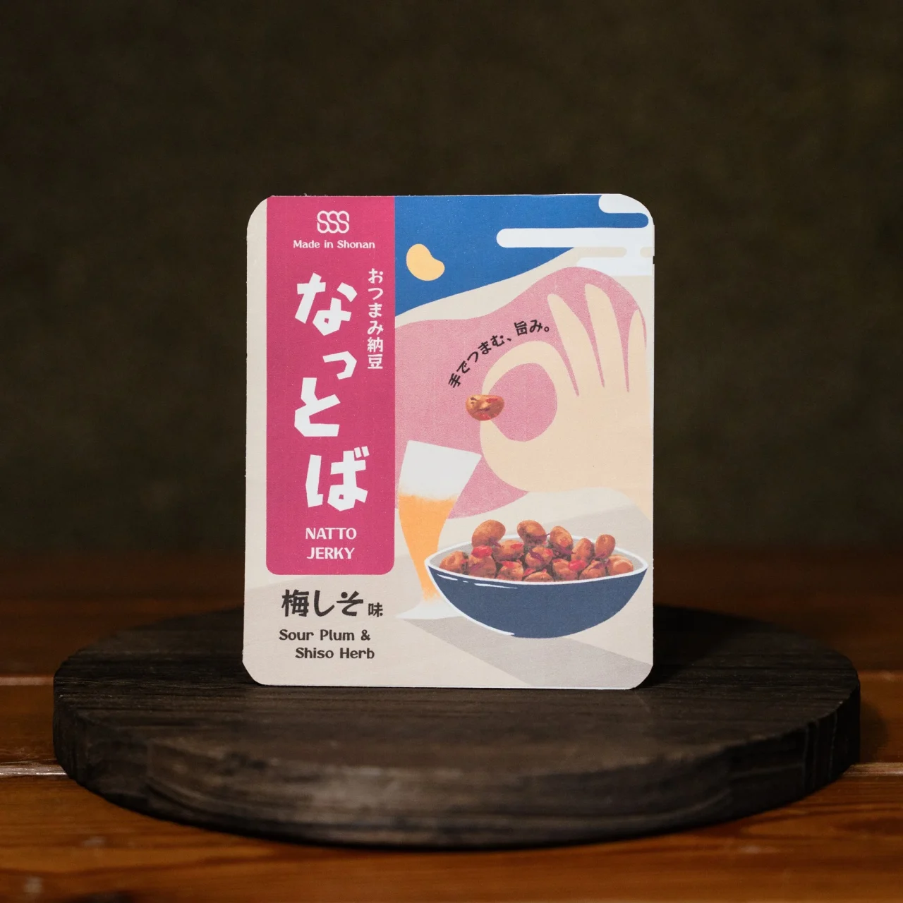 おつまみ納豆「なっとば」梅しそ味のパッケージ。木の台に置かれている
