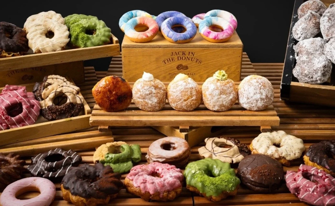 JACK IN THE DONUTSの木箱と並べられた多彩なドーナツ
