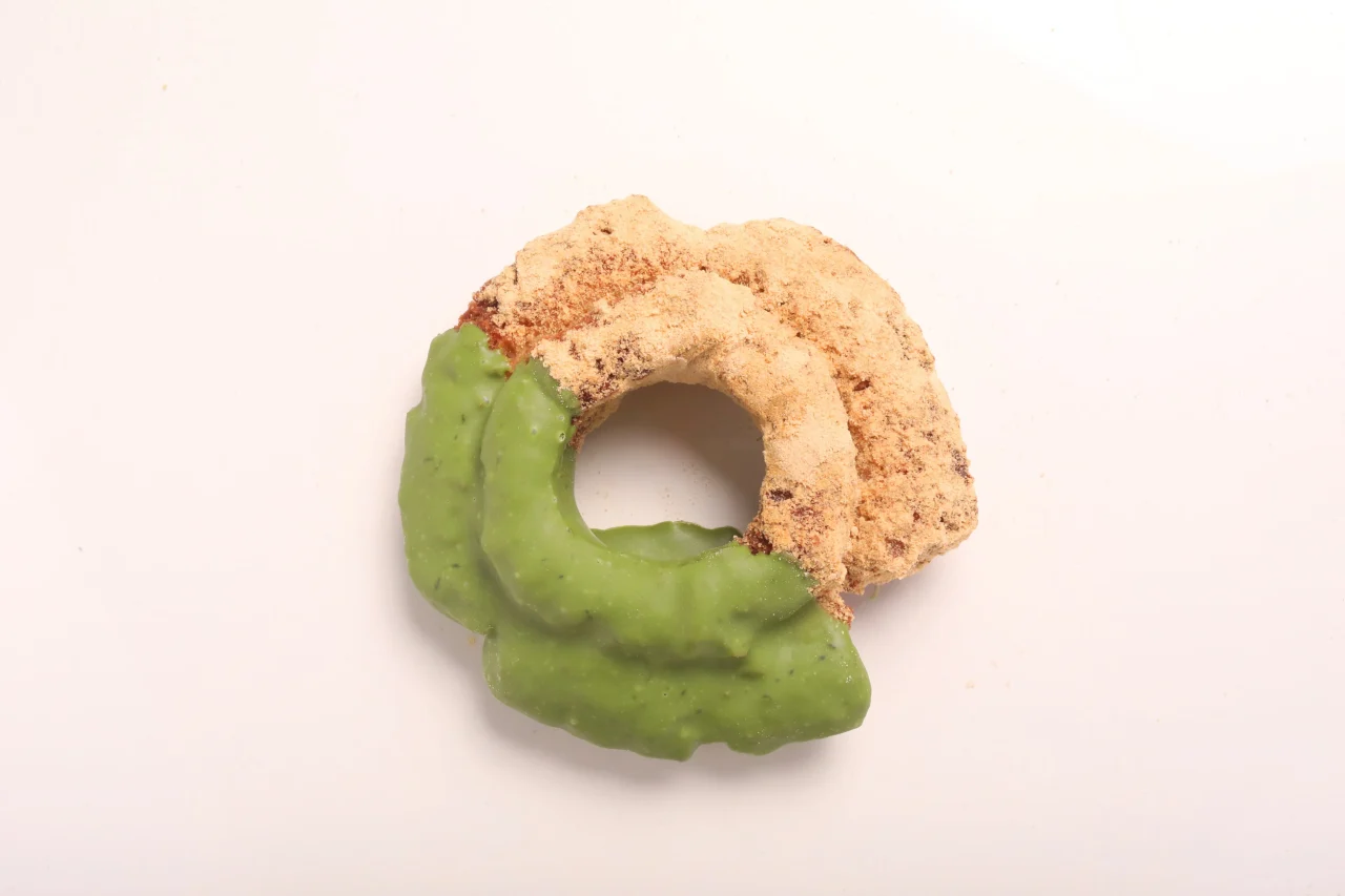 宇治抹茶ファッション。抹茶チョコときな粉がかかったリング型ドーナツ