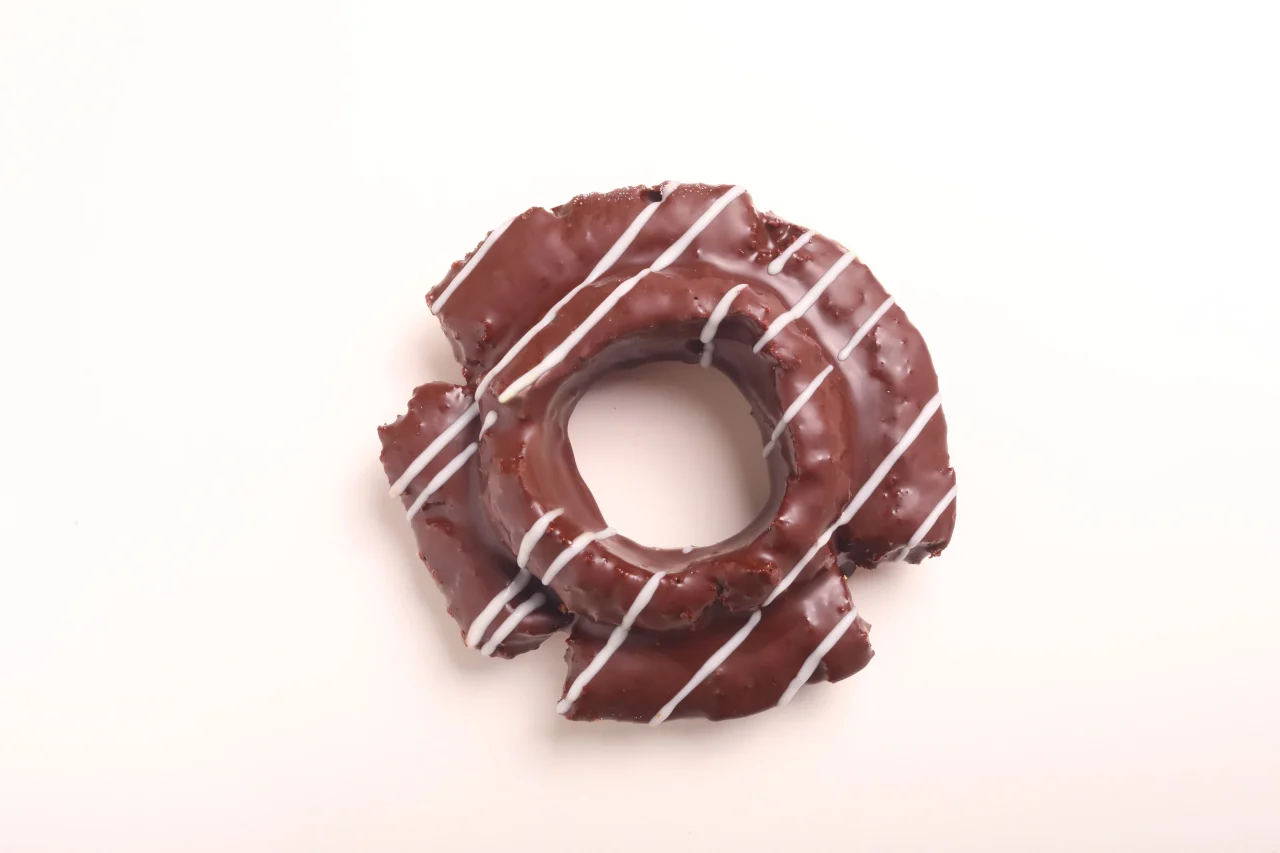 白いラインがかかったチョコレートコーティングのチョコファッション
