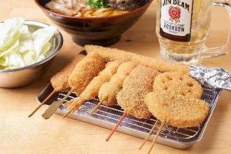串カツ田中の串カツの盛り合わせ。キャベツ、うどん、ジムビームのハイボール付き