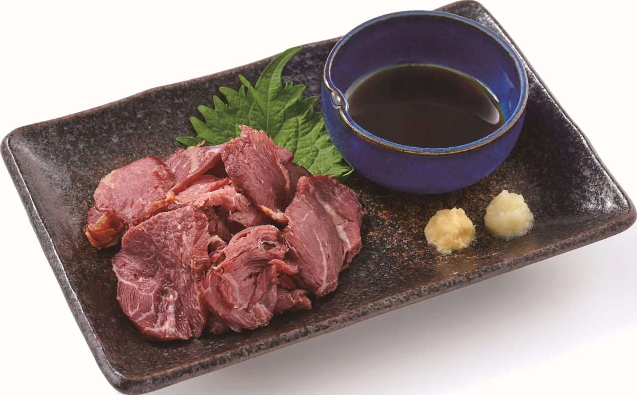 さいぼし。黒い角皿に盛った赤身の肉と大葉、タレ、薬味