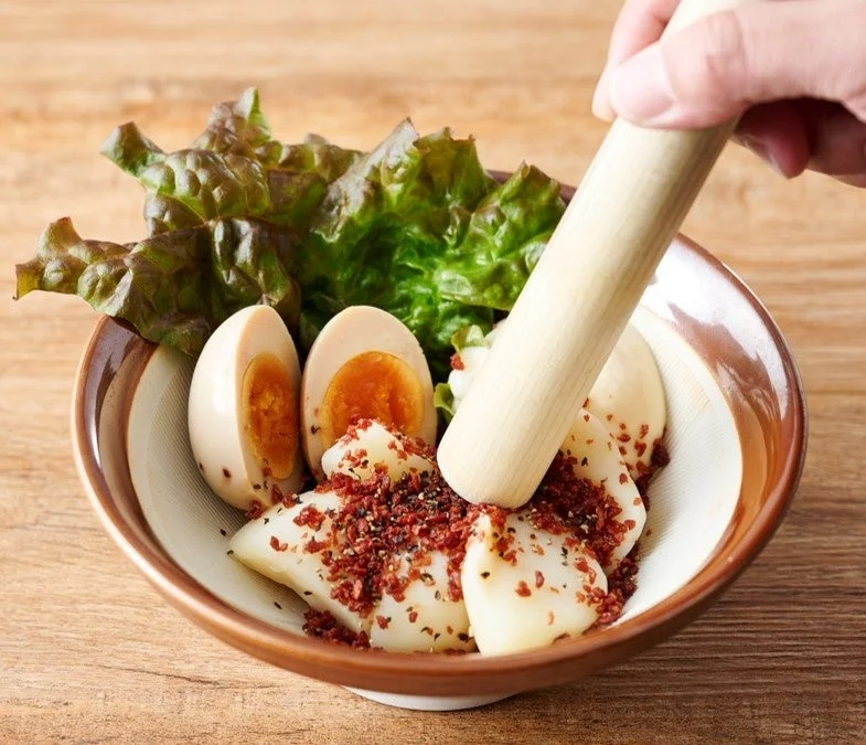 ポテトサラダ。器の中をすりこぎで潰す、卵とレタス添え