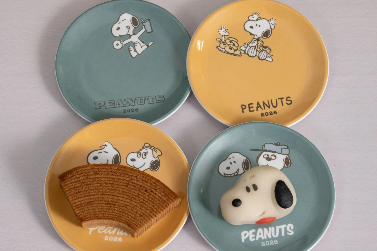 スヌーピーのまめ皿4種。青緑と黄色の皿にバウムクーヘンと和菓子を載せた様子