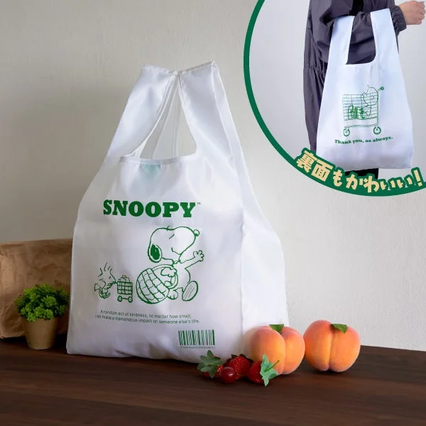 SNOOPY レジ袋風エコバッグ。白地に緑のスヌーピーとカートの柄