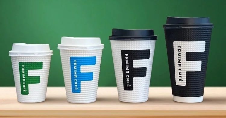 FAMIMA CAFÉのカップ4種。緑・青・黒・白黒のFロゴ入りが並ぶ